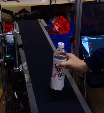 流水線側(cè)面安裝智能讀碼器，數(shù)據(jù)自動比對，掃碼成功綠燈亮，掃不上 / 混料立即紅燈報(bào)警 + 停機(jī)，從源頭防錯料，提升生產(chǎn)效率.png